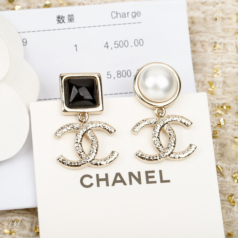 CC Black & White Pearl Pendant Earrings