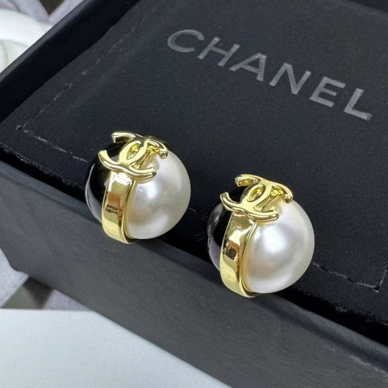 CC Black & White Ball Pearl Earrings