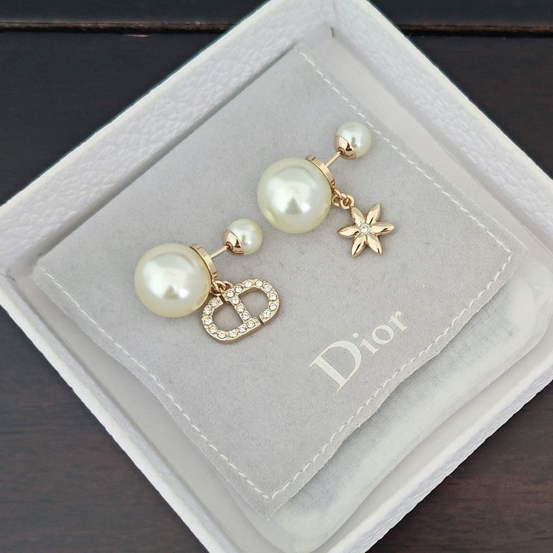CD Tribales Leaf Pearl Earrings