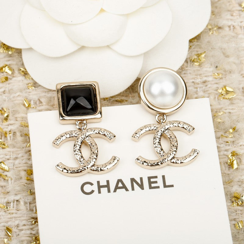 CC Black & White Pearl Pendant Earrings
