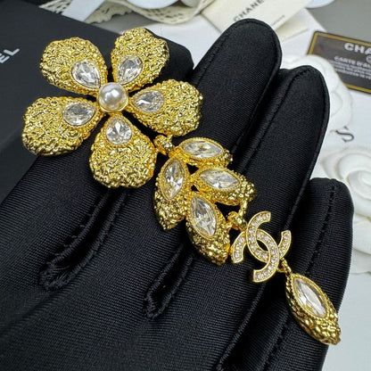 CC 26C Flower Crystal Drop Gold Brooch